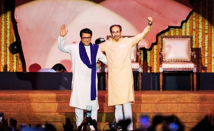 20 વર્ષ પછી 'થાકરે ભાઈઓ' એક મંચ પર: મુંબઈમાં ગુંજ્યો મરાઠી અસ્મિતાનો નાદ, હિન્દી થોપવા સામે વિરોધ 3 thackeray2.jpg