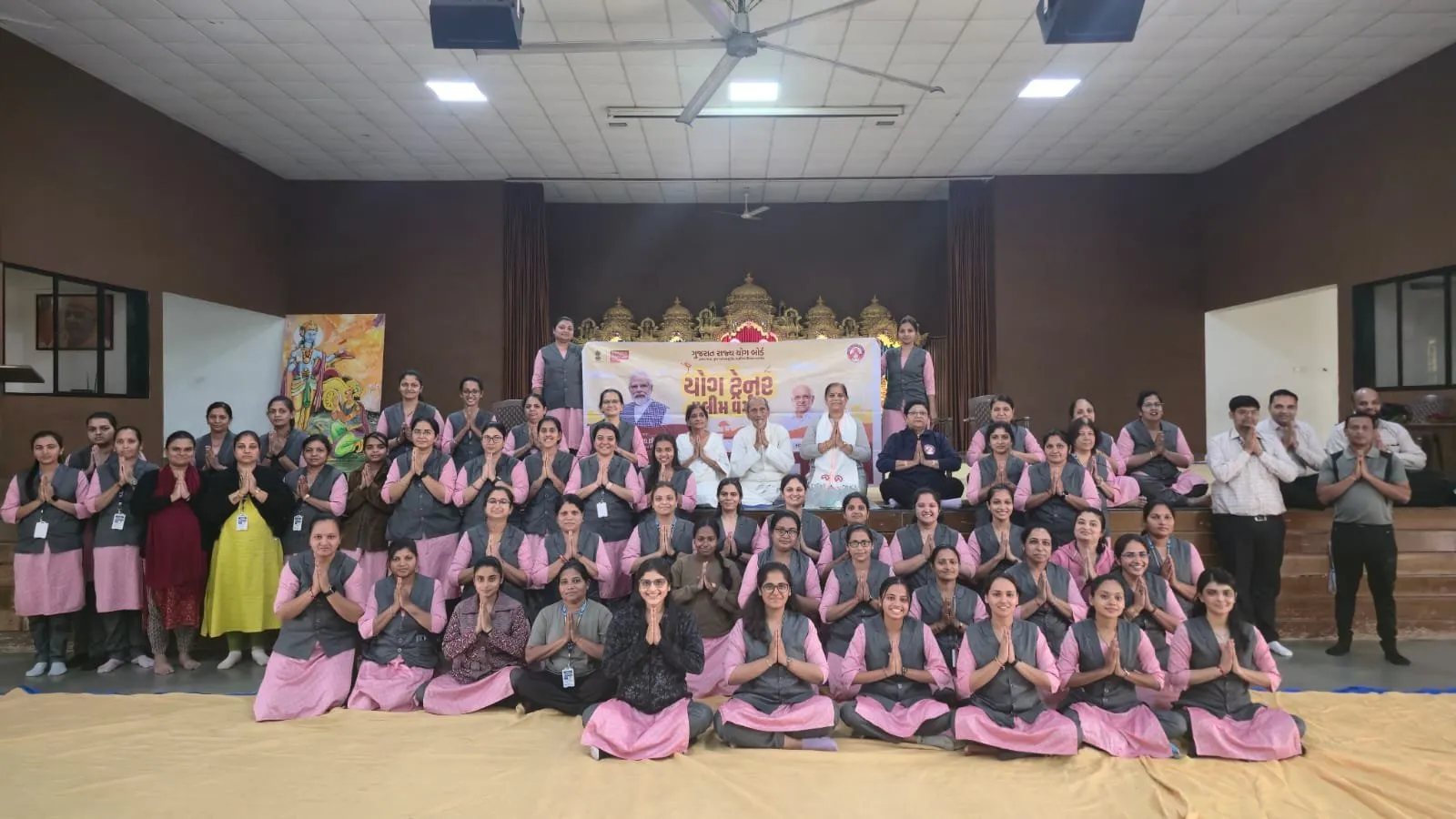 વલસાડના અબ્રામાની સ્કૂલમાં યોગ બોર્ડ દ્વારા શિક્ષકોને યોગ શીખવાડાયા 2 IMG 20260112 WA0002.jpg