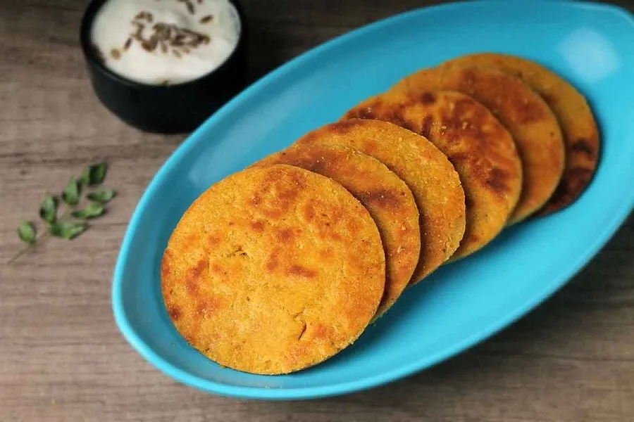 રોટલી ખાઈને કંટાળ્યા છો? ઘઉંના લોટમાંથી બનાવો બિસ્કિટ જેવી ક્રિસ્પી 'ભાખરી' 3 Bhakri