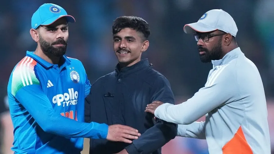 IND vs NZ: રાજકોટમાં સુરક્ષામાં મોટી લાપરવાહી, મેચ દરમિયાન કોહલી પાસે પહોંચ્યો અજાણ્યો યુવક 2 virat.jpg