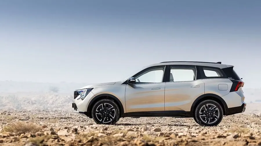 નવી ડિઝાઇન અને લક્ઝરી ફીચર્સ સાથે આવી Mahindra XUV 7XO, ડિલિવરી શરૂ થતા જ ગ્રાહકોમાં ભારે ક્રેઝ 2 car465.jpg
