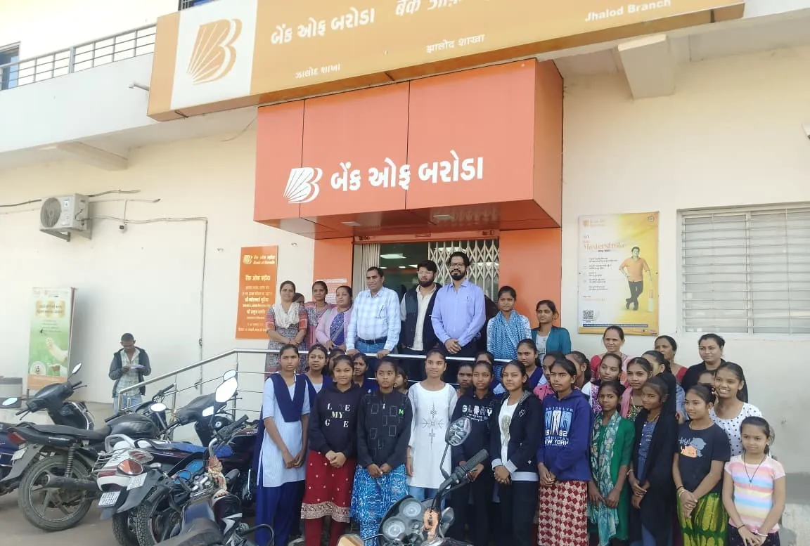 ઝાલોદમાં પૂર્ણા યોજના અંતર્ગત કિશોરીઓને પોલીસ સ્ટેશન અને બેન્કની શૈક્ષણિક મુલાકાત 2 Zalod Purna Yojana Adolescent Awareness Program.png