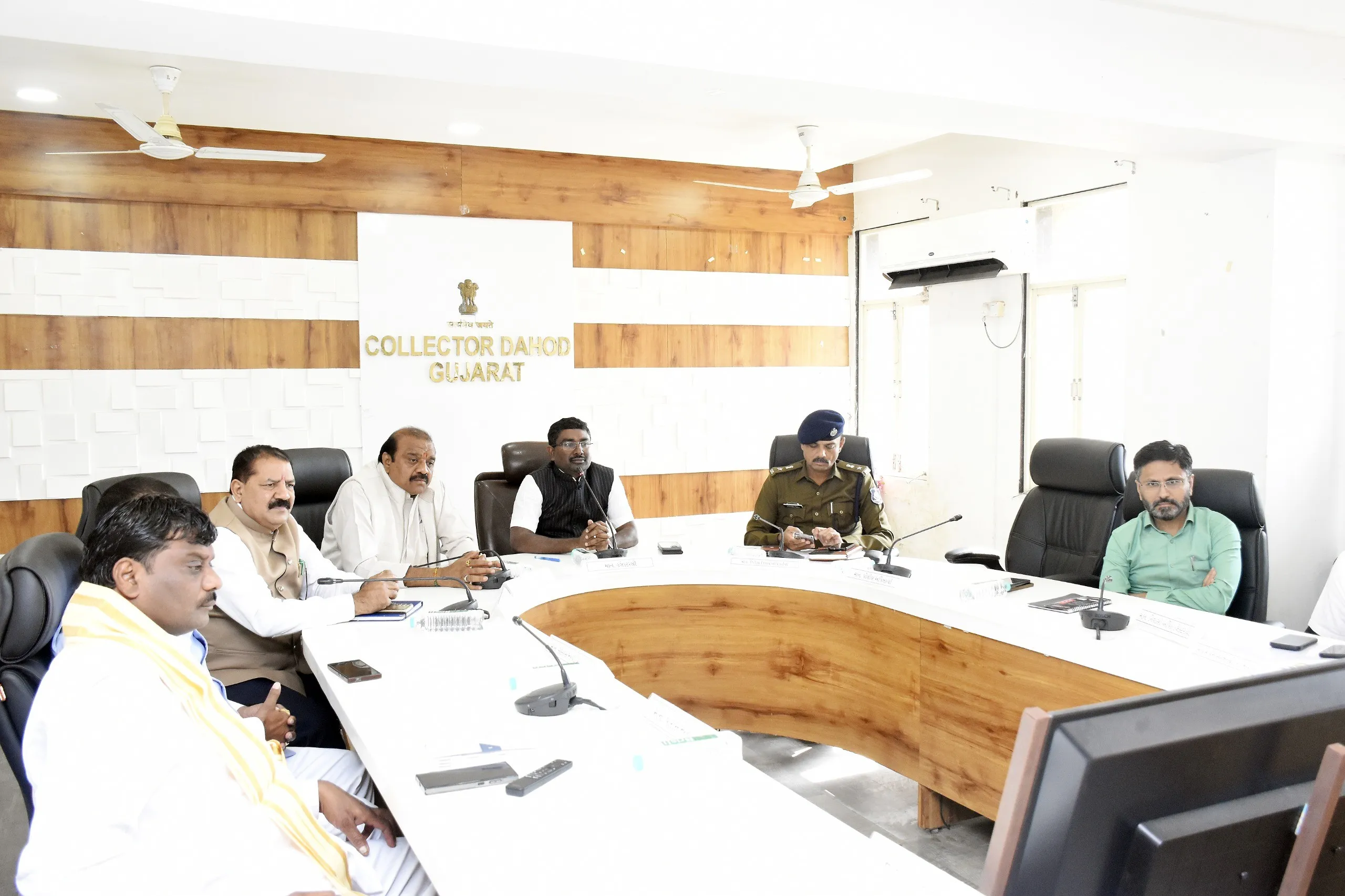 દાહોદમાં જિલ્લા સંકલન અને ફરિયાદ નિવારણ સમિતિની મહત્વપૂર્ણ બેઠક 4 Dahod District Coordination Grievance Meeting 3.png