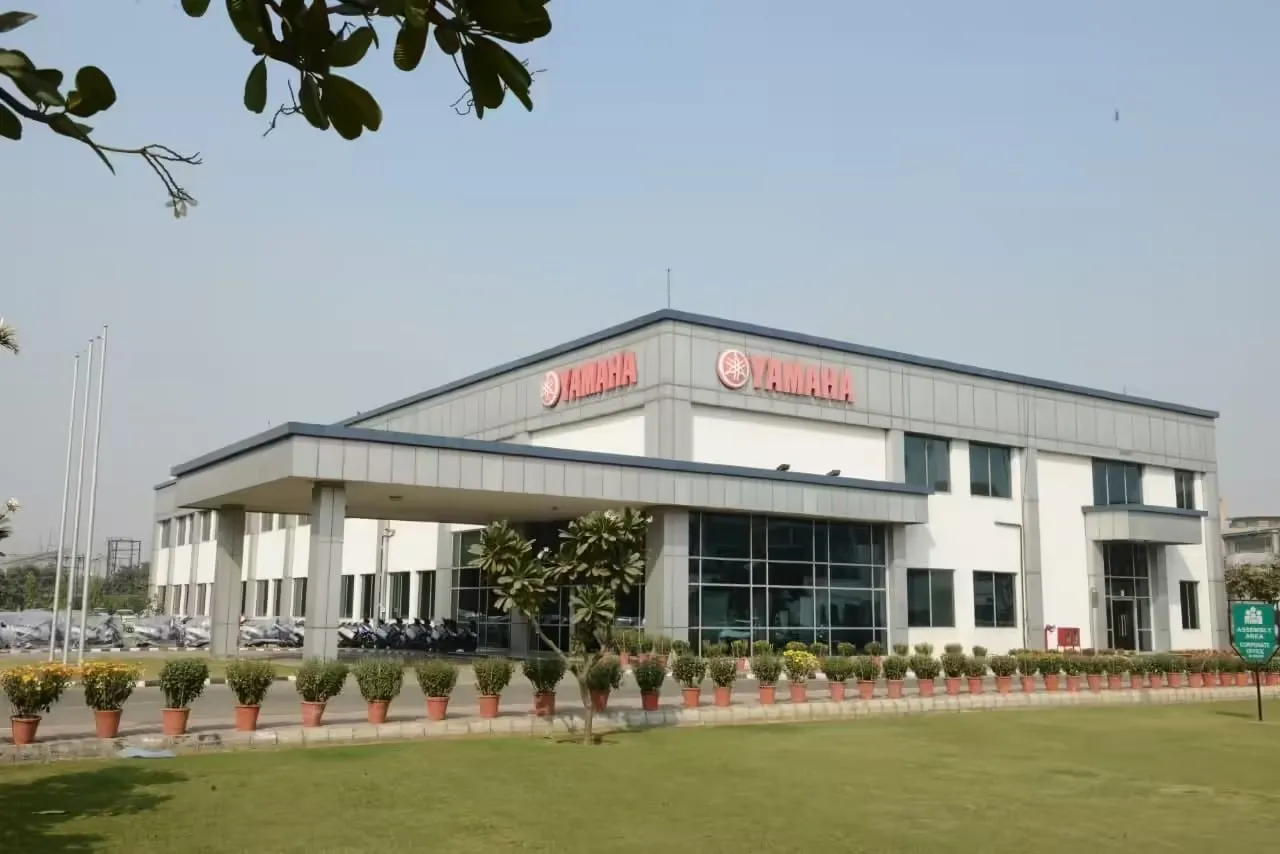 Yamaha નો ધમાકો: 2026 માં આવશે નવી R2 સ્પોર્ટ્સ બાઈક અને બે શક્તિશાળી ઇલેક્ટ્રિક સ્કૂટર્સ! 2 YAMAHA .jpg