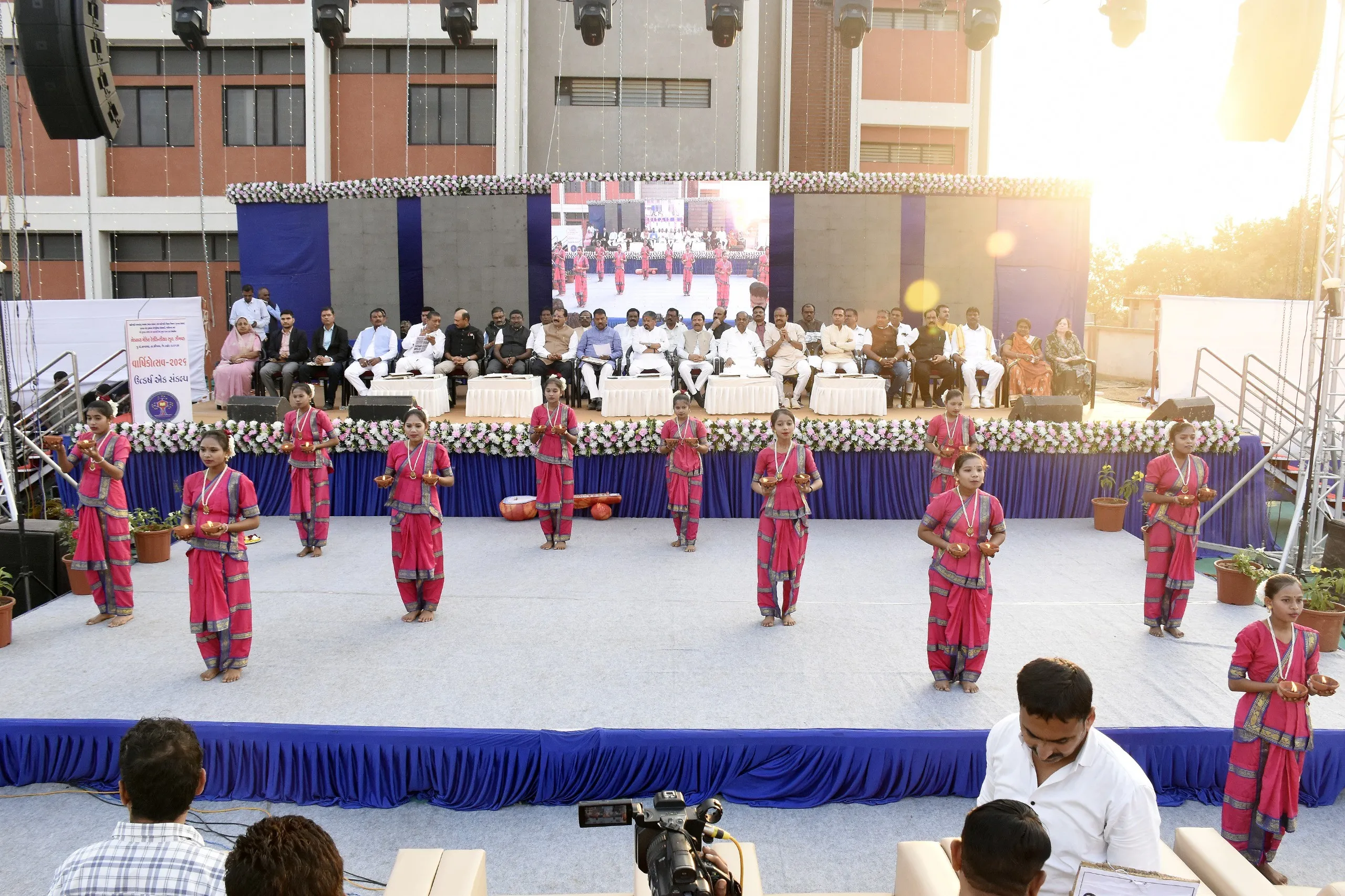 દાહોદના અંતરિયાળ છપરવડ મુકામે એકલવ્ય મોડેલ રેસીડેન્સી સ્કૂલનો વાર્ષિકોત્સવ ભવ્ય રીતે ઉજવાયો 2 dahod ekalavya model residential school annual function 2.png