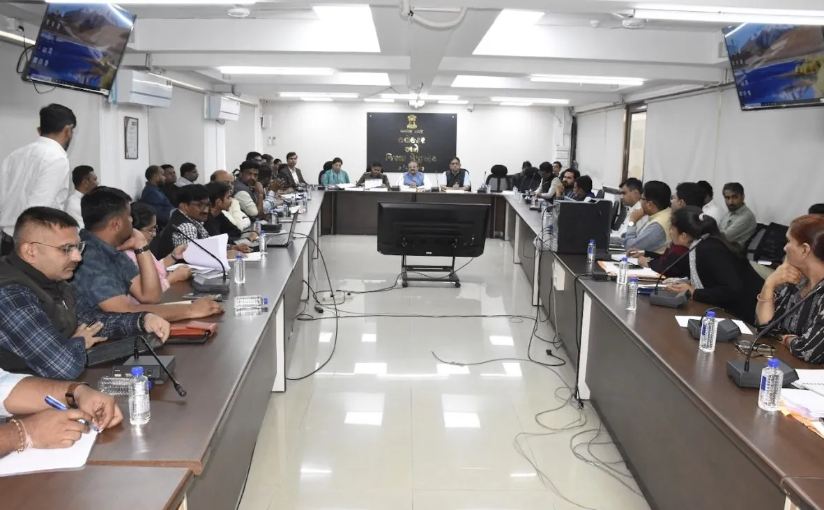 ગાંધીનગરમાં જિલ્લા સંકલન અને ફરિયાદ નિવારણ સમિતિની બેઠક યોજાઈ, નાગરિક પ્રશ્નોના ઝડપી ઉકેલ પર કલેક્ટરનો ભાર 3 gandhinagar district coordination grievance meeting 2026 2.jpeg