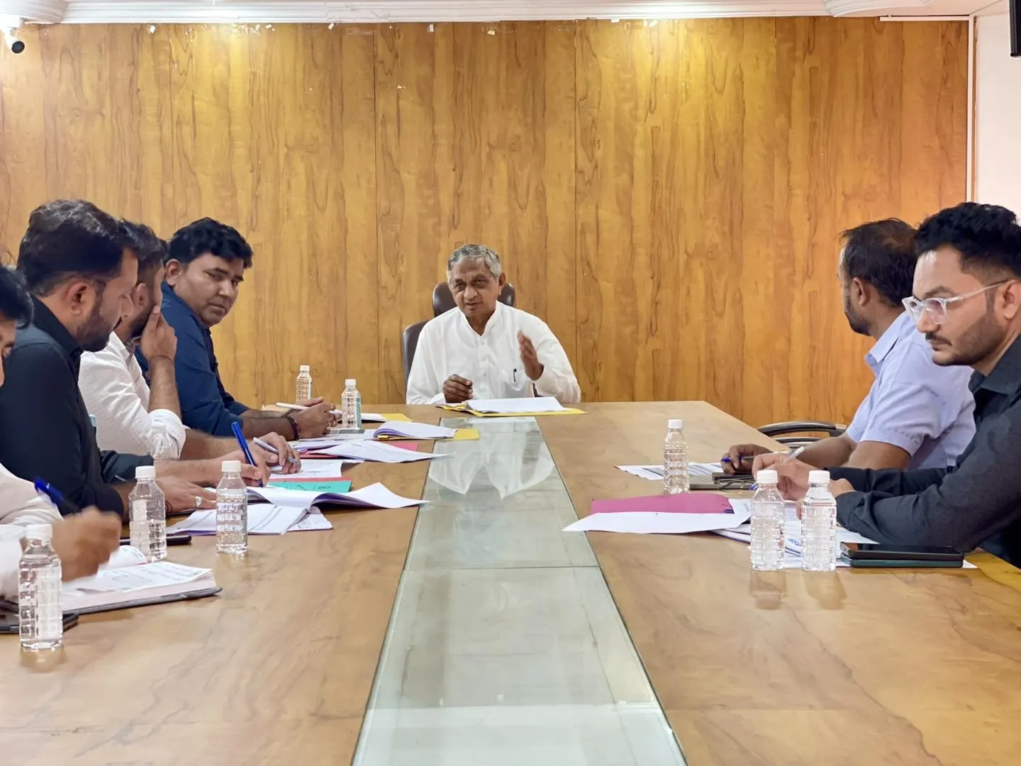 કુંવરજીભાઇ બાવળીયાએ ભુજમાં ગ્રામ વિકાસ કાર્યની સમીક્ષા બેઠક યોજી અને સુધારાત્મક સૂચનો આપ્યા 3 bhuj district rural development review meeting 2.png