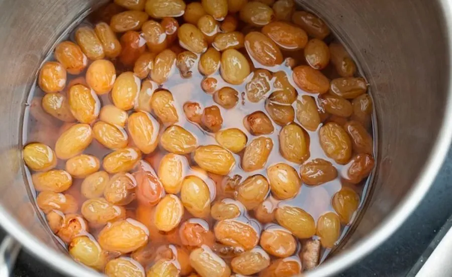 શરીરની ગંદકી સાફ કરવા માંગો છો? તો આજથી જ શરૂ કરો કિસમિસનું પાણી પીવાનું 3 kismis.jpg