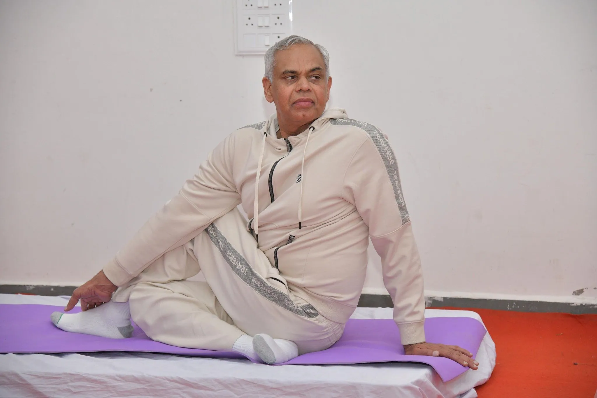 વિરમપુરની કન્યા સાક્ષરતા નિવાસી શાળામાં રાજ્યપાલ આચાર્ય દેવવ્રતજીનું સાદગીપૂર્ણ રાત્રી નિવાસ 2 governor acharya devvrat virampur girls residential school yoga 1.png