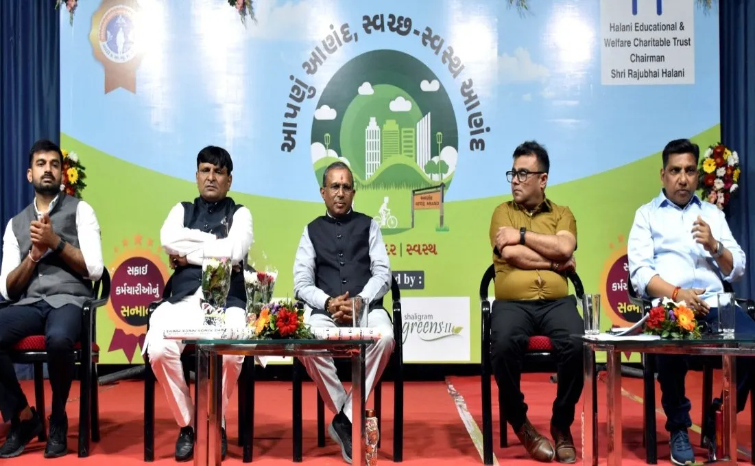 કરમસદ-આણંદ મહાનગરપાલિકાના સફાઈ કર્મચારીઓનું ટાઉનહોલ ખાતે ભવ્ય સન્માન સમારોહ યોજાયો 2 karamsad anand sanitation workers honour program 1.jpeg