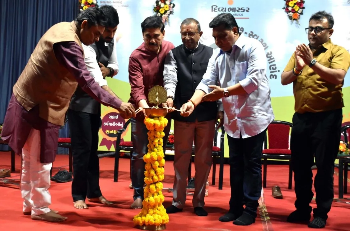 કરમસદ-આણંદ મહાનગરપાલિકાના સફાઈ કર્મચારીઓનું ટાઉનહોલ ખાતે ભવ્ય સન્માન સમારોહ યોજાયો 3 karamsad anand sanitation workers honour program 2.jpeg