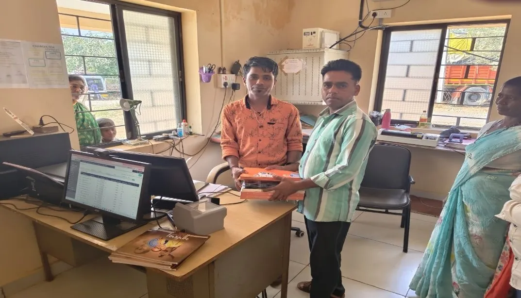 ડાંગ જિલ્લામાં રાજ્ય સરકારની જનસેવા માહિતી હાટમાં પહોંચી, ગ્રામજનોને ઉપયોગી સાહિત્ય વિતરણ 3 Dang Government Public Awareness Program 2.jpeg
