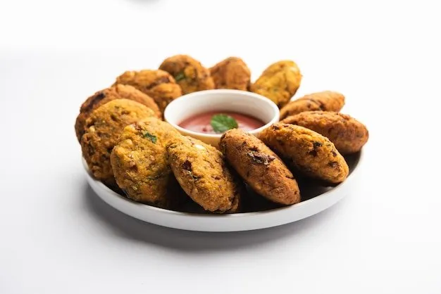 ચણાની દાળમાંથી બનાવો હોટેલ જેવા કરકરા ચટપટાં વડા: સ્ટેપ-બાય-સ્ટેપ રેસીપી 3 masala chana dal vada parippu paruppu vadai is tea time fried snacks recipe from maharashtrian kerala served plate 466689 811.jpg