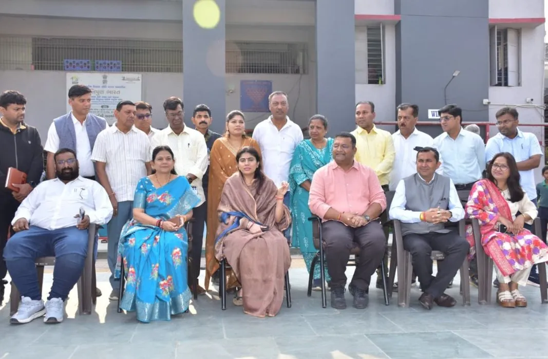 વડોદરા પ્રવાસ દરમિયાન શિક્ષણ રાજ્યમંત્રી રિવાબા જાડેજા કવિ દુલા કાગ પ્રાથમિક શાળાએ પહોંચ્યા, બાળકો સાથે જમીન પર બેસીને ભોજન કર્યું 3 rivaba jadeja vadodara primary school visit 1.jpeg