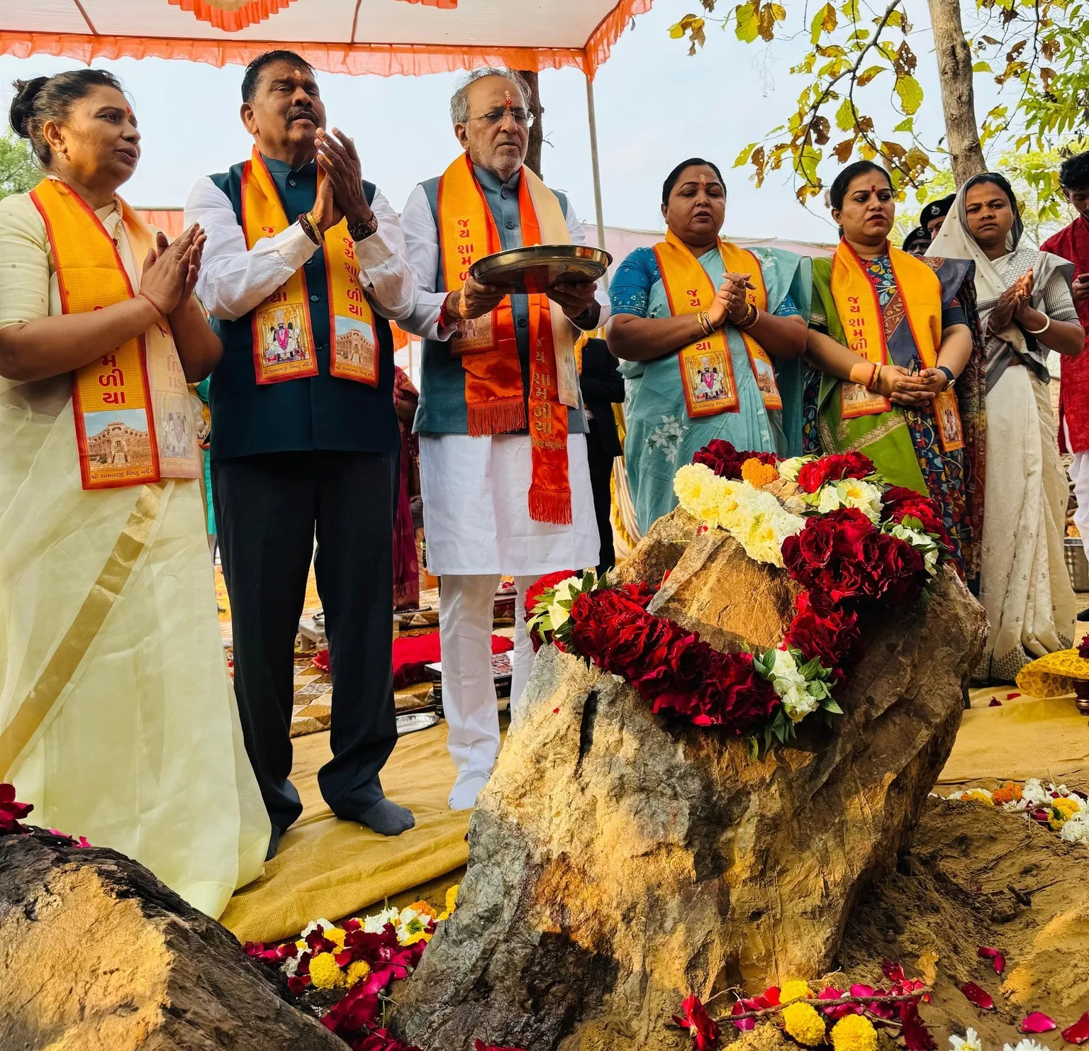 વસંત પંચમીના પાવન અવસરે અરવલ્લીમાં પર્વત પૂજા અને પ્રકૃતિ સંરક્ષણ મહોત્સવ, વન મંત્રી અર્જુન મોઢવાડિયાના હસ્તે પૂજન 3 Aravalli Parvat Puja Gujarat 2.png
