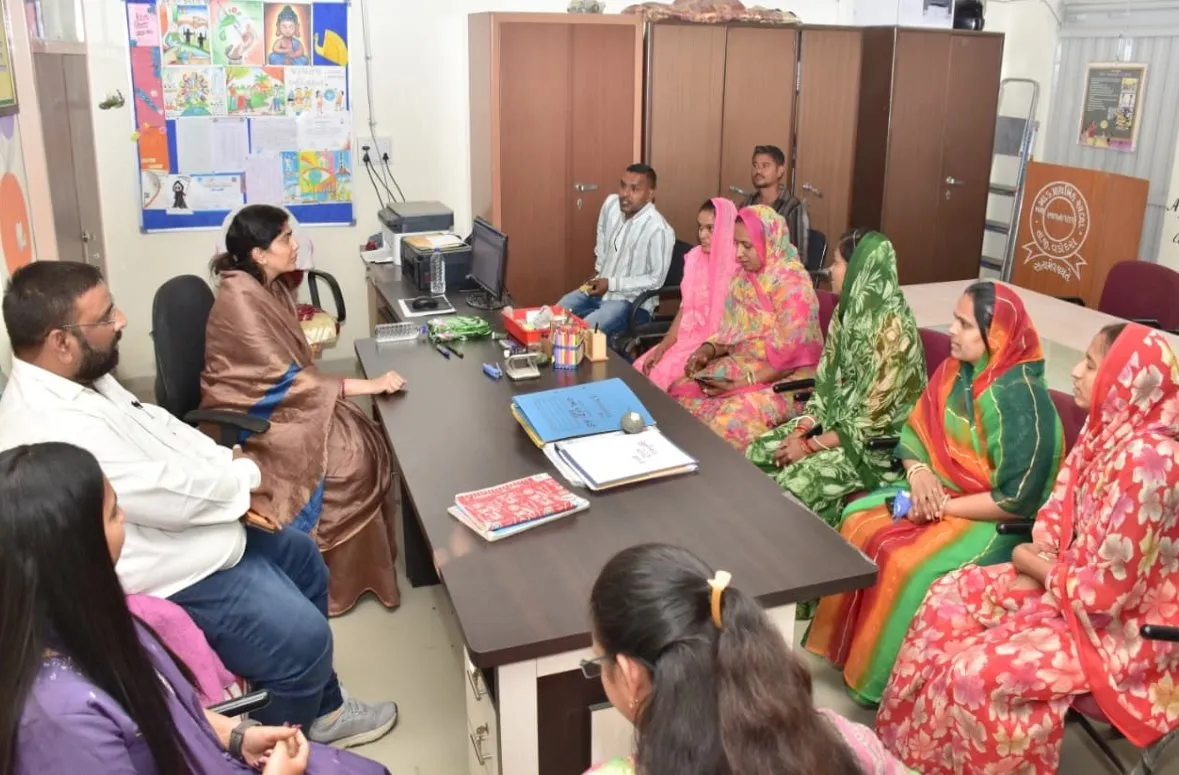 વડોદરાના દુમાડમાં શાળા મુલાકાત દરમિયાન રિવાબા જાડેજાની દીકરીઓના ઉચ્ચ શિક્ષણ માટે હૃદયસ્પર્શી અપીલ 2 Rivaba Jadeja Dumad School Education Visit 2.jpeg