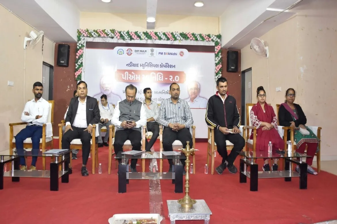 નડિયાદ મહાનગરપાલિકા દ્વારા પી.એમ. સ્વનિધિ યોજનાનો સફળ અમલ, ૧૫ લાભાર્થીઓને રૂ. ૪.૫૦ લાખના ચેક વિતરણ 2 PM SVANidhi Loan Distribution Nadiad 1.jpeg
