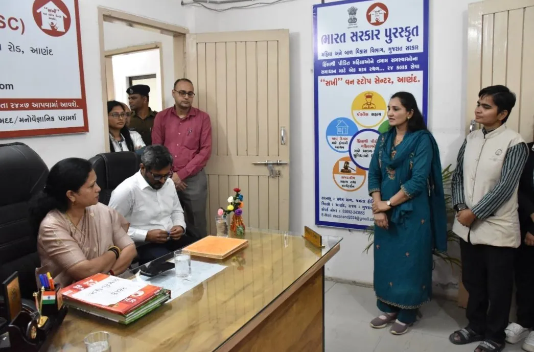 રાજ્યમંત્રી મનીષાબેન વકીલે આણંદ સખી વન સ્ટોપ સેન્ટરની મુલાકાત લઈ કામગીરીની સમીક્ષા કરી 2 Anand Sakhi One Stop Centre Review.jpeg