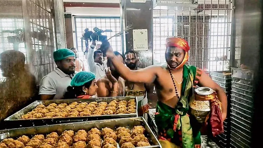 ભક્તોની આસ્થા સાથે ચેડાં કરનારા હવે નહીં બચે! 12 રાજ્યોમાં તપાસ બાદ લડ્ડુ મિલાવટ કેસમાં SITનો એક્શન પ્લાન 2 laddu2.jpg