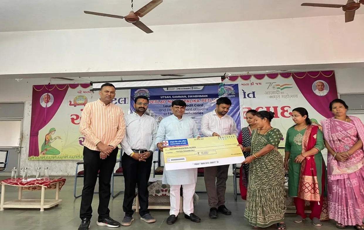પેટલાદ નગરપાલિકા દ્વારા પીએમ સ્વનિધિ યોજના અંતર્ગત લાભાર્થીઓને ચેક વિતરણ, સફાઈ કર્મચારીઓનું સન્માન અને યુનિફોર્મ વિતરણ 2 Petlad PM SVANidhi Scheme Program.jpeg