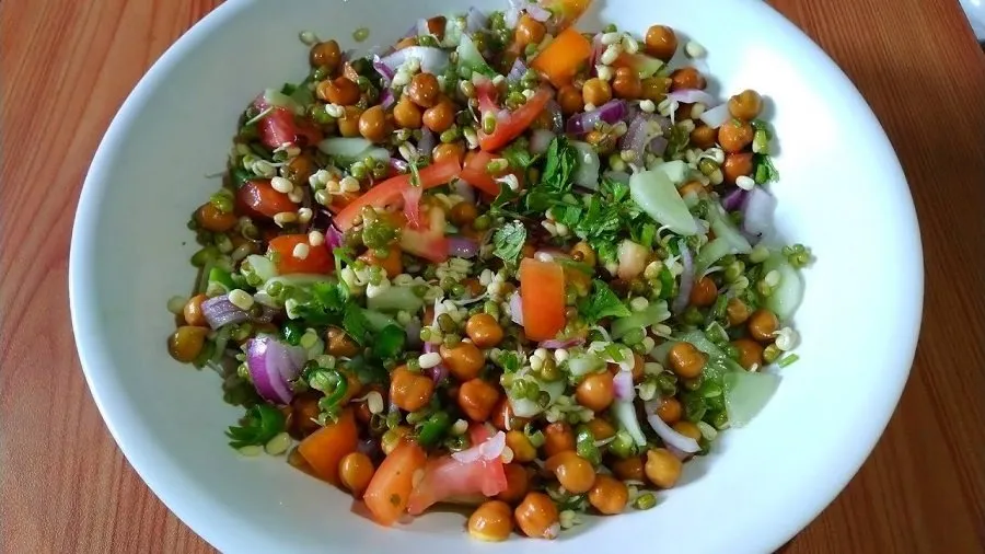 બિઝી લાઈફસ્ટાઈલ માટે બેસ્ટ રેસીપી, મગ-ચણાનું સલાડ જે આપશે દિવસભર એનર્જી 3 Mung bean salad