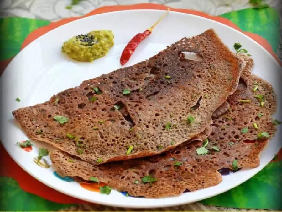 બ્રેકફાસ્ટમાં બનાવો ટેસ્ટી અને હેલ્ધી વેજ રાગી ચીલા, વજન ઘટાડવા સાથે મળશે અઢળક ફાયદા 2 Veg Ragi Chilla