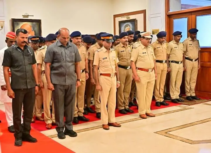 મુંબઈના લોકભવનમાં રાજ્યપાલ આચાર્ય દેવવ્રતજી દ્વારા દિવંગત અજિત પવારને ભાવભીની શ્રદ્ધાંજલિ 3 Ajit Pawar Death Tribute Maharashtra 1.png