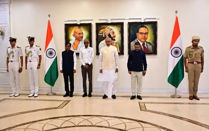 મુંબઈના લોકભવનમાં રાજ્યપાલ આચાર્ય દેવવ્રતજી દ્વારા દિવંગત અજિત પવારને ભાવભીની શ્રદ્ધાંજલિ 2 Ajit Pawar Death Tribute Maharashtra 2.png