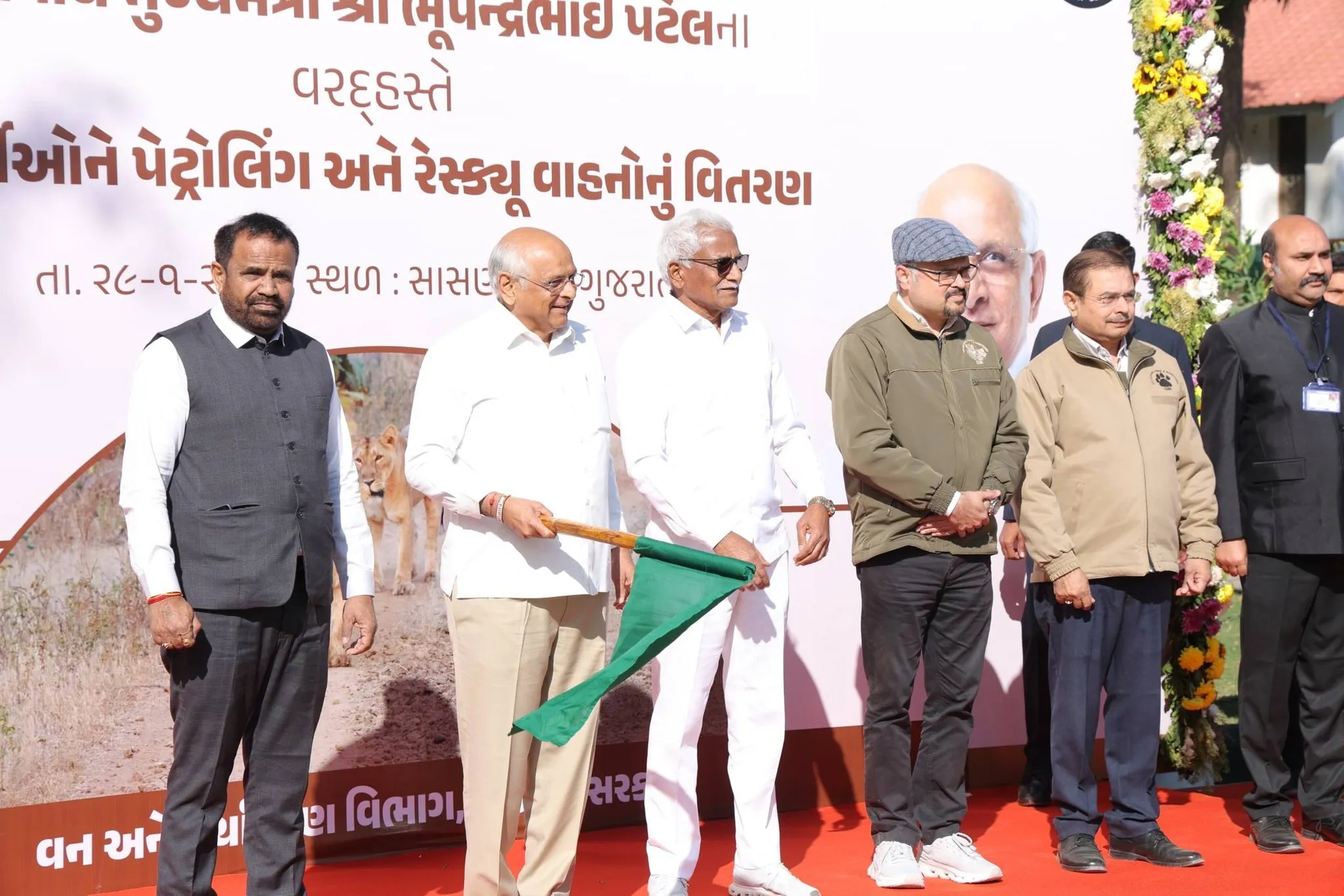 ગીરથી લાયન લેન્ડસ્કેપ સુધી વનકર્મીઓની સુરક્ષા અને રેસ્ક્યુ ક્ષમતા વધારવા મુખ્યમંત્રીએ 183 ખાસ સુવિધાયુક્ત વાહનો ફ્લેગ ઓફ કર્યા 2 Gir Forest Wildlife Protection Vehicles 2.png