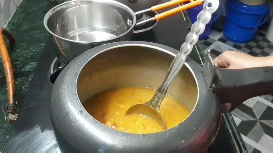 Pressure cooker dal