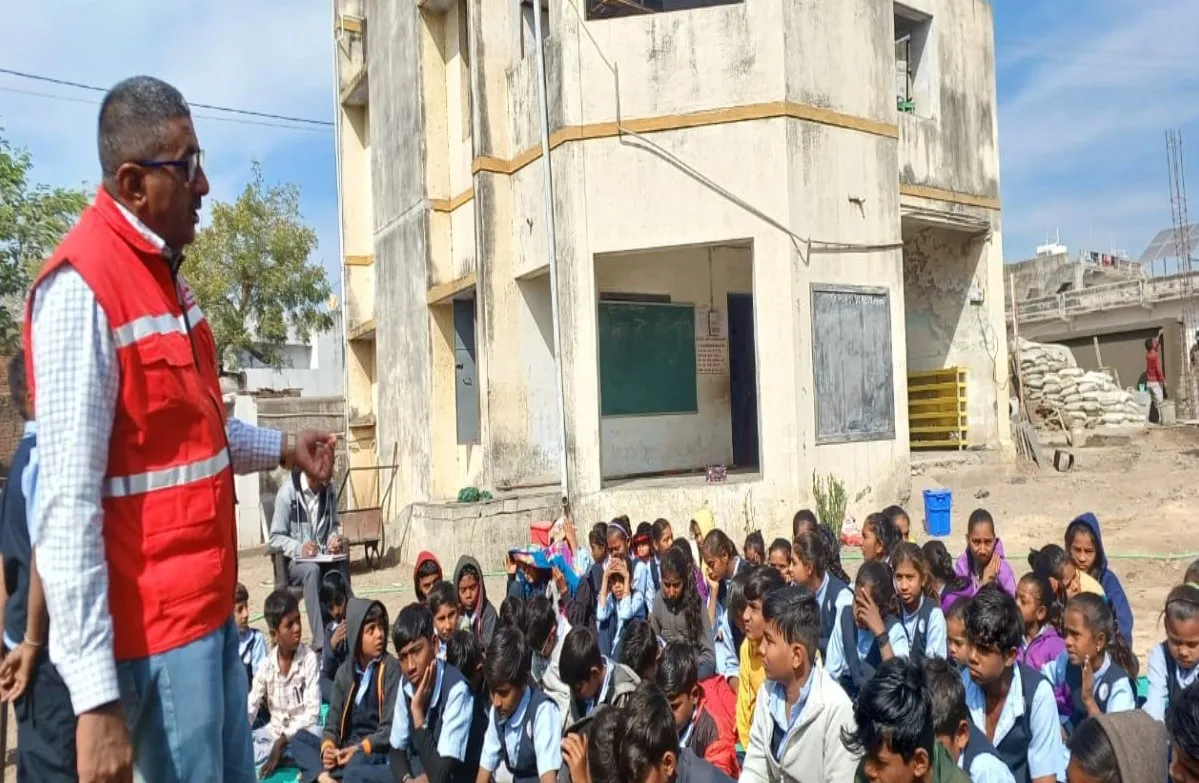 શાળા સલામતી સપ્તાહ અંતર્ગત રાજકોટ તાલુકાના મહીકા ગામે વિદ્યાર્થીઓને પ્રાથમિક સારવાર અને સીપીઆરની તાલીમ અપાઈ 2 rajkot mahika school safety week first aid training.jpeg