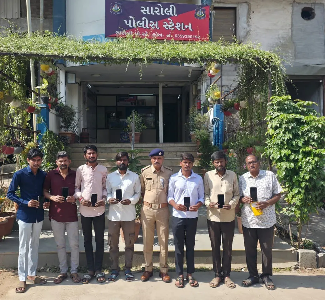 ‘તેરા તુજકો અર્પણ’ અભિયાન હેઠળ પોલીસનો માનવીય સ્પર્શ, રૂ.૧.૩૫ લાખના મોબાઇલ પરત 2 saroli police lost mobile return drive.png