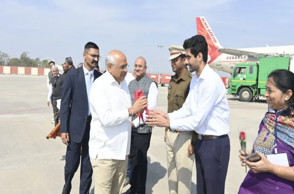 જામનગર એરપોર્ટ પર મુખ્યમંત્રી ભૂપેન્દ્રભાઈ પટેલનું આગમન, જનપ્રતિનિધિઓ અને અધિકારીઓએ કર્યું ઉષ્માભર્યું સ્વાગત 3 jamnagar cm bhupendra patel welcome 2.jpeg