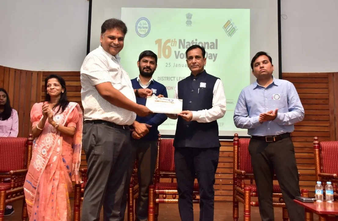 રાષ્ટ્રીય મતદાતા દિવસ–૨૦૨૬: વડોદરા જિલ્લામાં શ્રેષ્ઠ ચૂંટણી કર્મચારીઓનું સન્માન 2 vadodara district election staff recognition 2026.jpeg