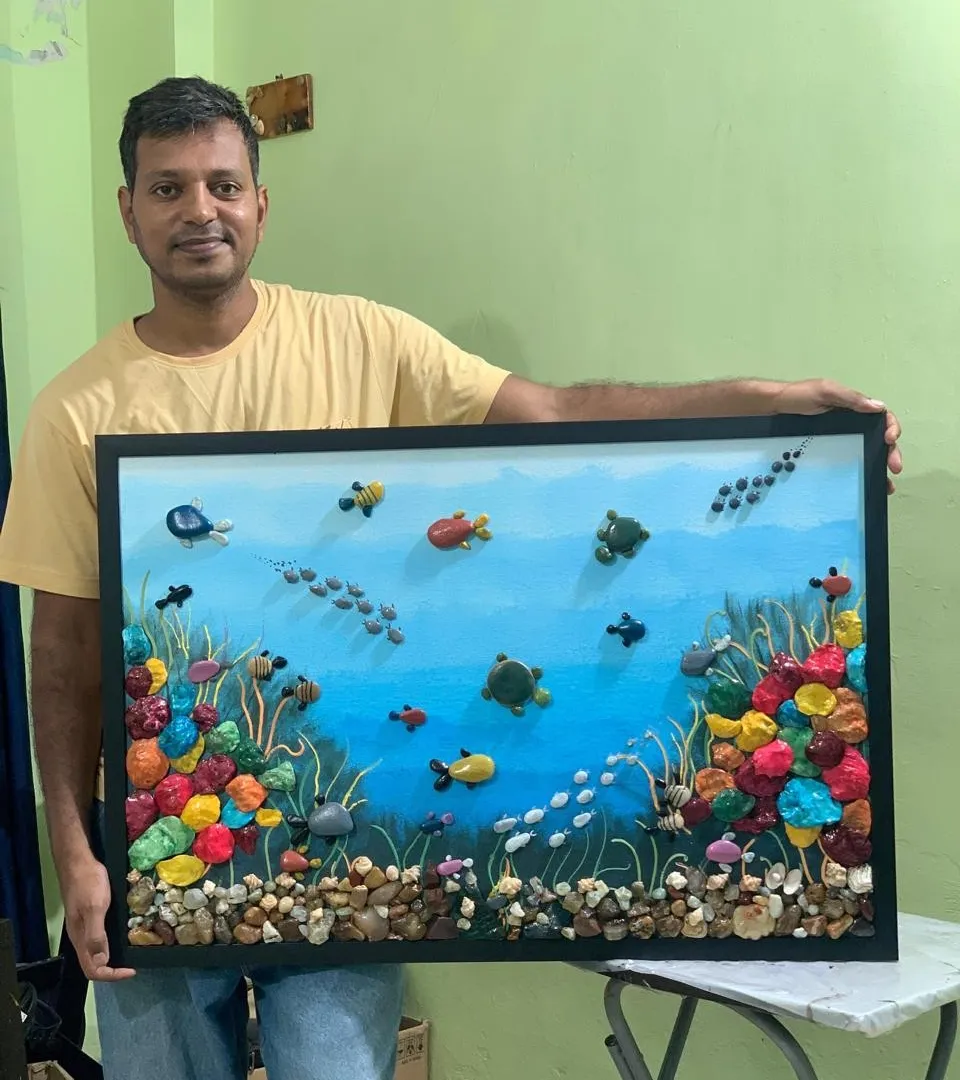 દરિયાકાંઠાના પથ્થરોમાં જીવંત બને છે કળા, પેબલ સ્ટોન આર્ટથી સ્વદેશી સર્જનને નવી ઓળખ 2 pebble stone art rajkot cottage handicraft haat 2.png