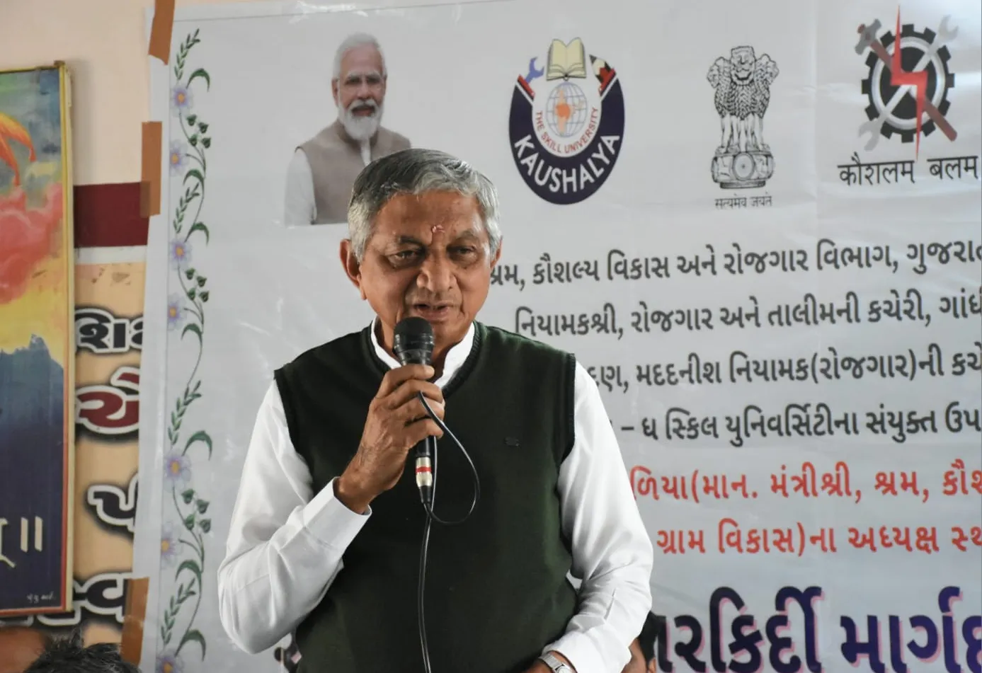 યુવાનોને રોજગારદાતા બનાવવા જસદણમાં ભવ્ય રોજગાર અને કારકિર્દી માર્ગદર્શન સેમિનાર યોજાયો 2 jasdan career guidance skill development seminar gujarat 1.png