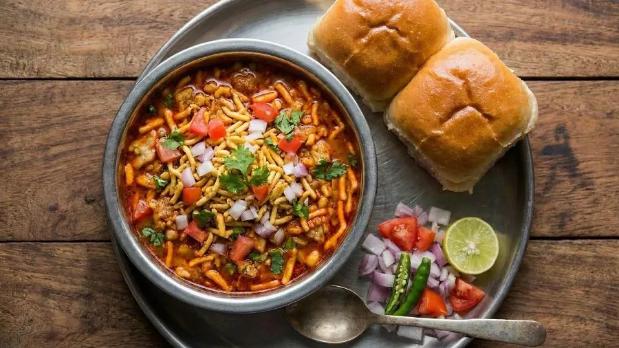 ઘરે બનાવો મહારાષ્ટ્રનું ફેમસ તીખું અને ચટપટું 'મિસળ પાવ', નોંધી લો આ સરળ રેસીપી 2 Misal Pav Recipe