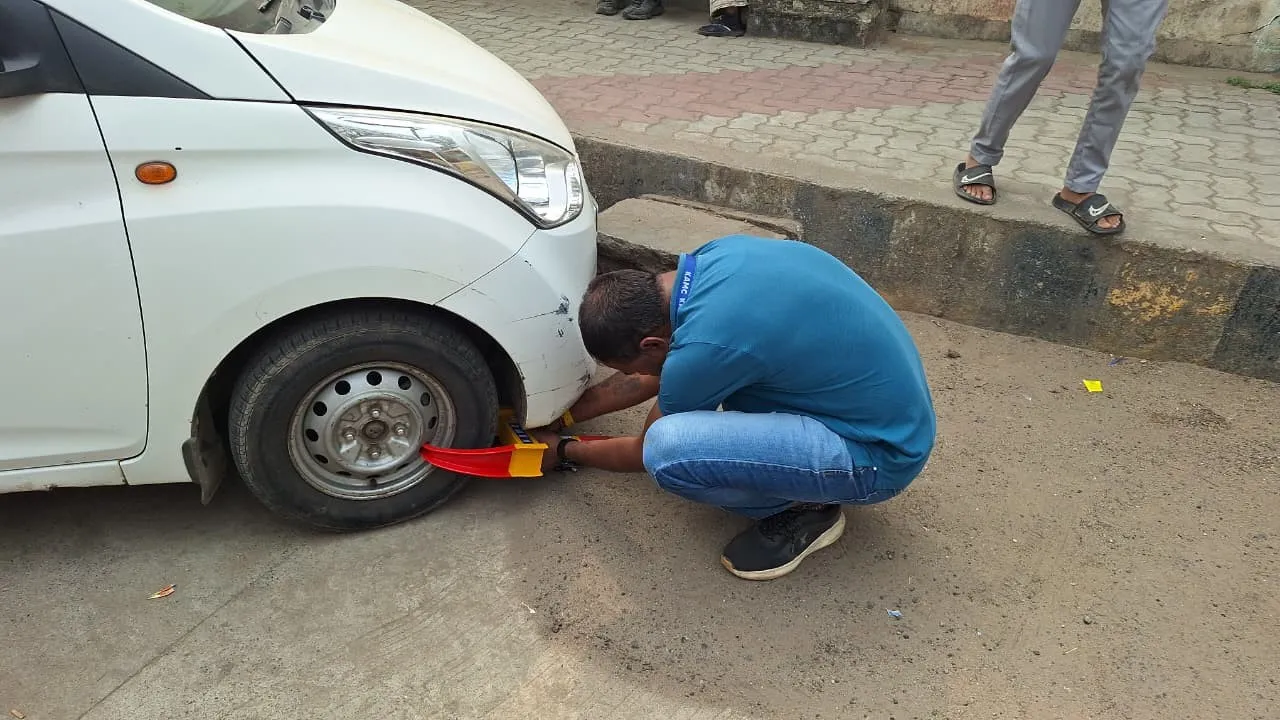આડેધડ પાર્કિંગ પર લાલ આંખ, કરમસદ આણંદ મહાનગરપાલિકાની નિયમિત ચેકિંગ સાથે દંડનીય કાર્યવાહી 3 karamsad anand municipal no parking drive 2026 2.png