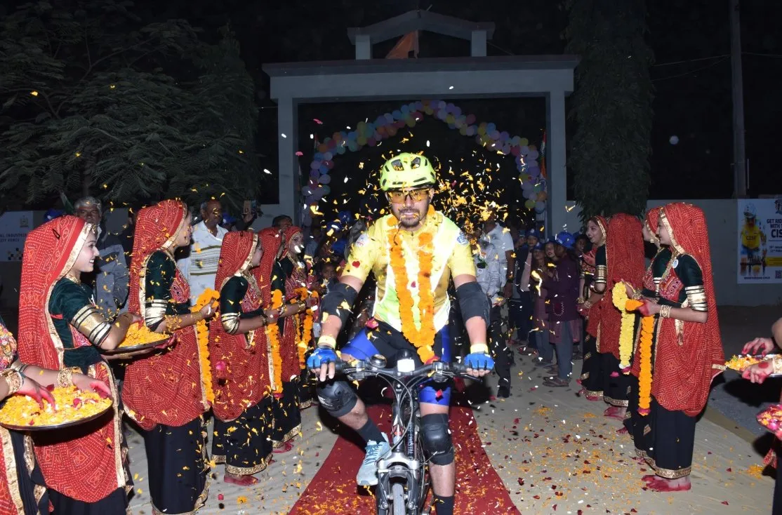 મોરબી જિલ્લાના સરવડ ગામે “વંદે માતરમ કોસ્ટલ સાયકલોથોન-૨૦૨૬”નું ભવ્ય સ્વાગત, CISF જવાનોનું શૌર્ય પ્રદર્શન 2 CISF Vande Mataram Coastal Cyclothon 2026 Morbi 2.jpeg