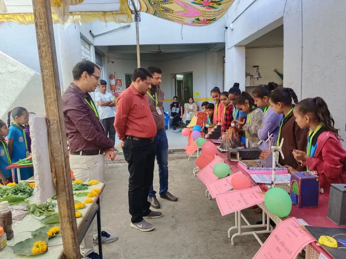 માણાવદરની પીએમશ્રી પે સેન્ટર શાળા ૨ ખાતે બાળ વૈજ્ઞાનિકોની ૬૭ કૃતિઓ સાથે વિજ્ઞાન-ગણિત પ્રદર્શનનું આયોજન 2 Manavadar PM SHRI Pay Centre School Science Maths Exhibition 2026.png