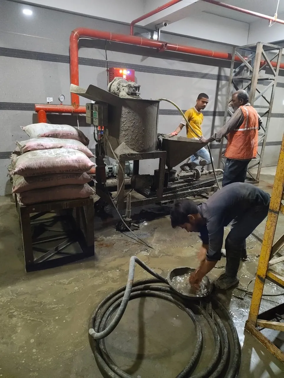 સુરત મેટ્રો ટનલમાં ખતરો: TBM મશીનના વાઇબ્રેશનથી 3 બિલ્ડિંગોમાં તિરાડો, રહેવાસીઓ ફસાયા 2 WhatsApp Image 2026 02 02 at 2.23.11 PM 1.jpeg