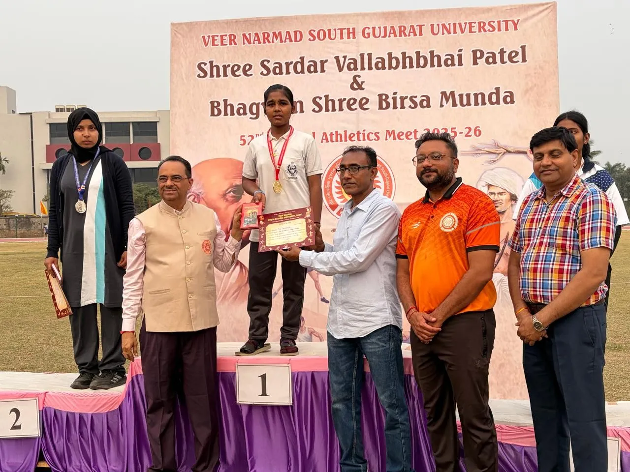 સુરતમાં યોજાયેલા 52મા એથ્લેટિક રમોત્સવમાં ભીલાડની સરકારી કોલેજના ખેલાડીઓનો દમદાર દેખાવ 3 bhilad government college university athletic meet medals 2.png