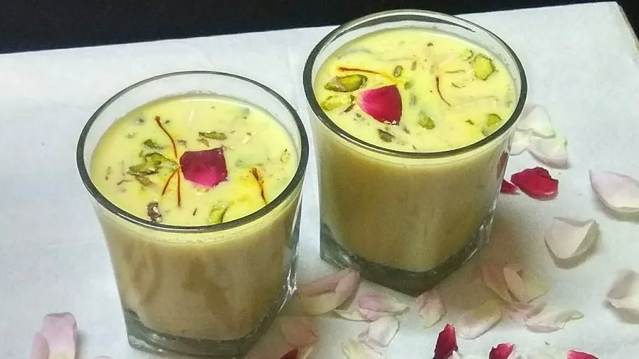 બજારની ઠંડાઈ ભૂલી જશો! ઘરે જ બનાવો આ શાહી કેસર ઠંડાઈ, જાણો સ્ટેપ-બાય-સ્ટેપ રીત 2 Kesar Thandai