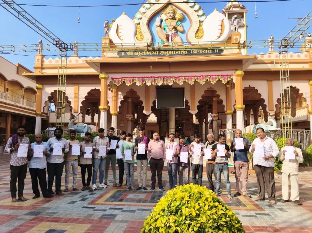 લાઠીના ભુરખીયા હનુમાનજી મંદિરે ખાણીપીણી દુકાનોમાં સ્વચ્છતા અને હાઈજીન અંગે ફૂડ સેફ્ટી તપાસ 2 Amreli Food Safety Inspection Bhurkhiya Temple.jpeg