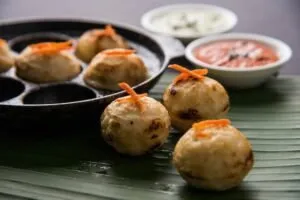 વેજ અપ્પમ: સવારના નાસ્તા માટે પૌષ્ટિક અને ઝટપટ રેસીપી 2 appam mixed dal rava appe served moody background with green red chutney ball shape popular south indian breakfast recipe selective focus 466689 65733
