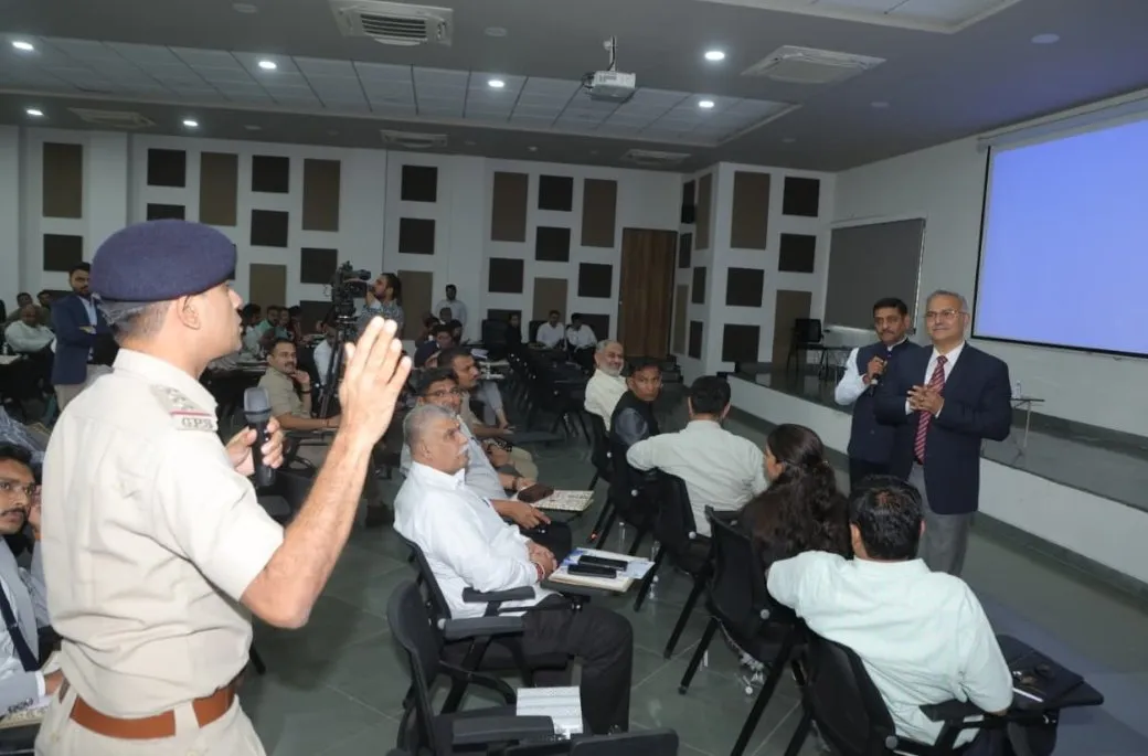 ડેટા ડ્રિવન હાઇપર લોકલ ઇન્ટરવેન્શન અભિગમથી રાજ્યમાં માર્ગ સુરક્ષા વધુ મજબૂત બનાવવાની દિશામાં મહત્વપૂર્ણ બેઠક 2 gujarat road safety data driven initiative 1.jpeg