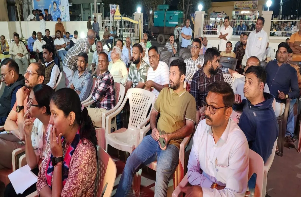 ‘લોકાભિમુખ વહીવટ’ની દિશામાં મહત્વપૂર્ણ પહેલ, આણંદ તાલુકાના ગાના ગામે રાત્રિ સભાનું આયોજન 2 anand collector gram samvad gana village 2.jpeg