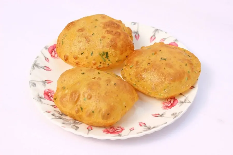 આ રેસ્ટોરન્ટ સ્ટાઈલ આલુ-પુરી તમારી સફરનો આનંદ બમણો કરી દેશે 3 Street style aloo puri