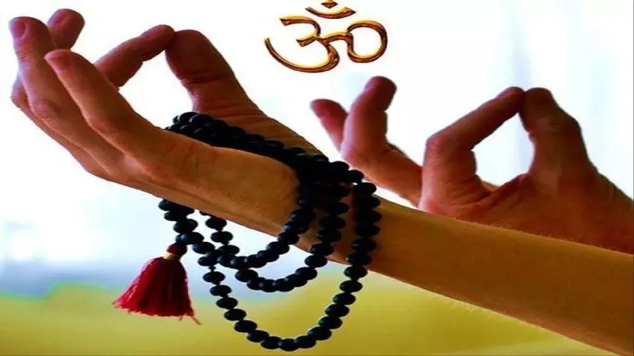 ‘ॐ’થી જ કેમ શરૂ થાય છે દરેક મંત્ર? જાણો આ એક અક્ષરમાં છુપાયેલું બ્રહ્માંડનું આખું રહસ્ય 2 Why Om before mantra