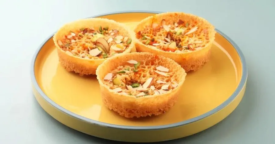 મીઠાઈઓમાં રાજસ્થાની ઘેવરની છે એક અલગ જ ઓળખ, જાણો ઘરે પરફેક્ટ ઘેવર બનાવવાની સાચી રીત 2 Rajasthani ghewar